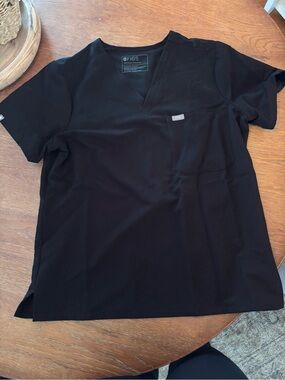 FIGS Men’s Black V-Neck Short Sleeve Scrub Top